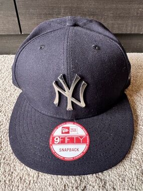 NWT Mens New York Yankees New Era MLB 39Thirty Metal Logo Hat SnapBack NEW